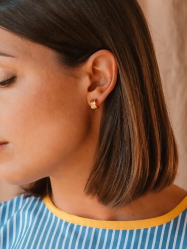 Mono boucle d'oreille dorée Carla - portrait femme zoom
