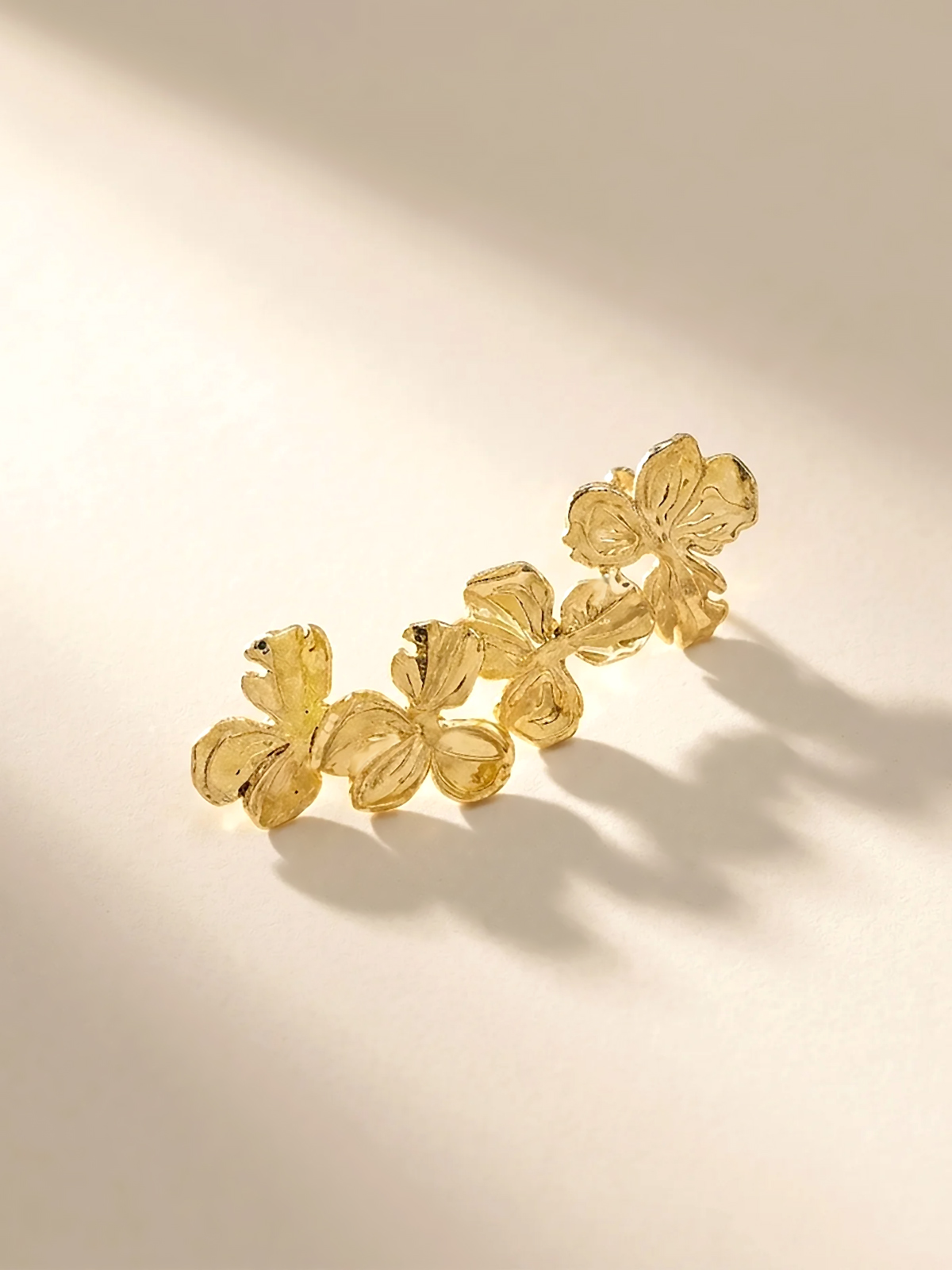 Bague d'oreille fleurs Fara 2 Bague d'oreilles fleurs fara - bijou doré femme - présentation