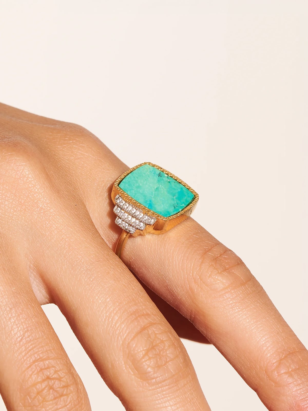 Bague Kara turquoise 1 Bague kara turquoise main femme