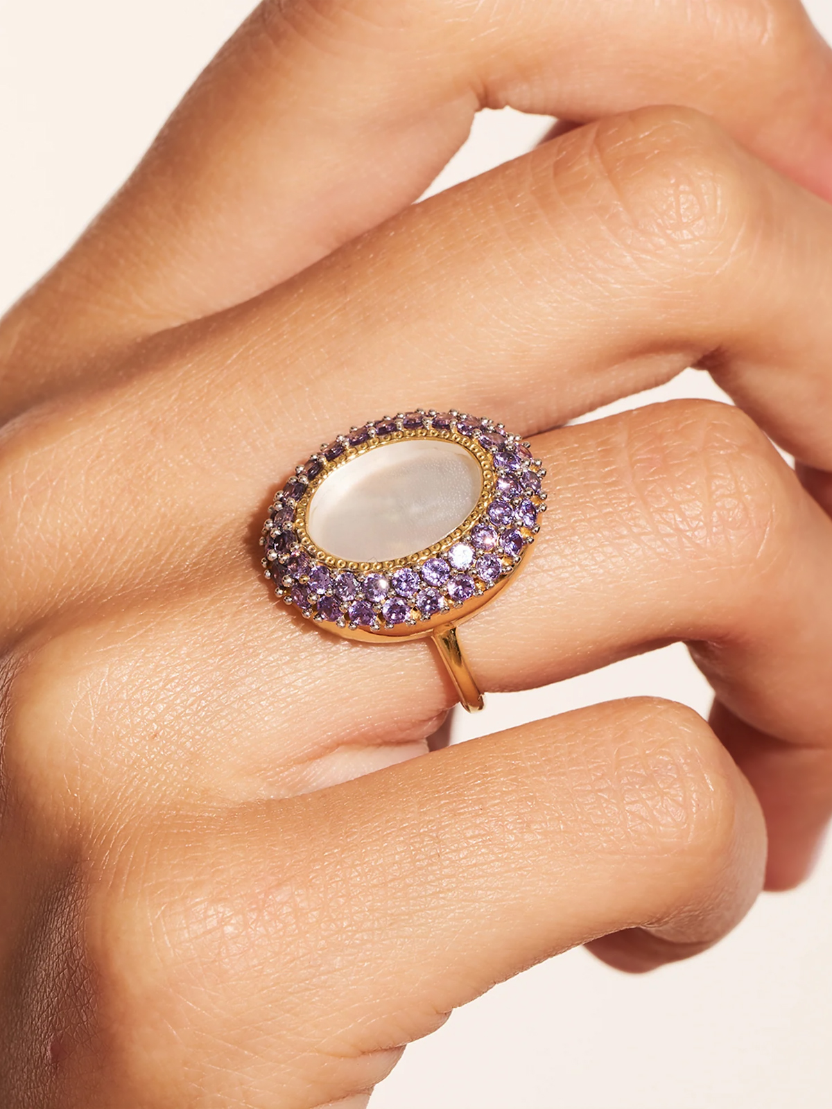 Bague Mirage Nacre zircons violets 1 Bague mirage nacre main femme
