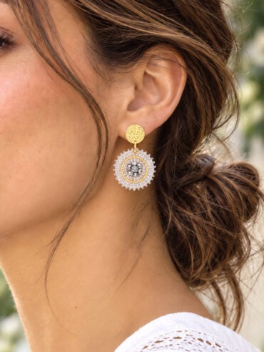 Boucles d'oreilles Baby espagnola argent, portées par une femme - zoom