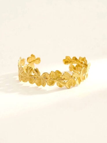 Les 9 tendances bijoux de l’automne hiver 2020-2021 1 Bracelet fleurs antikyra - Jonc ouvert ajustable doré - modèle femme pour petit poignet.