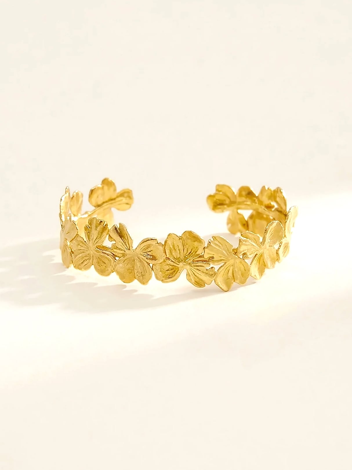 Bracelet fleurs Antikyra 1 Bracelet fleurs antikyra - Jonc ouvert ajustable doré - modèle femme pour petit poignet.