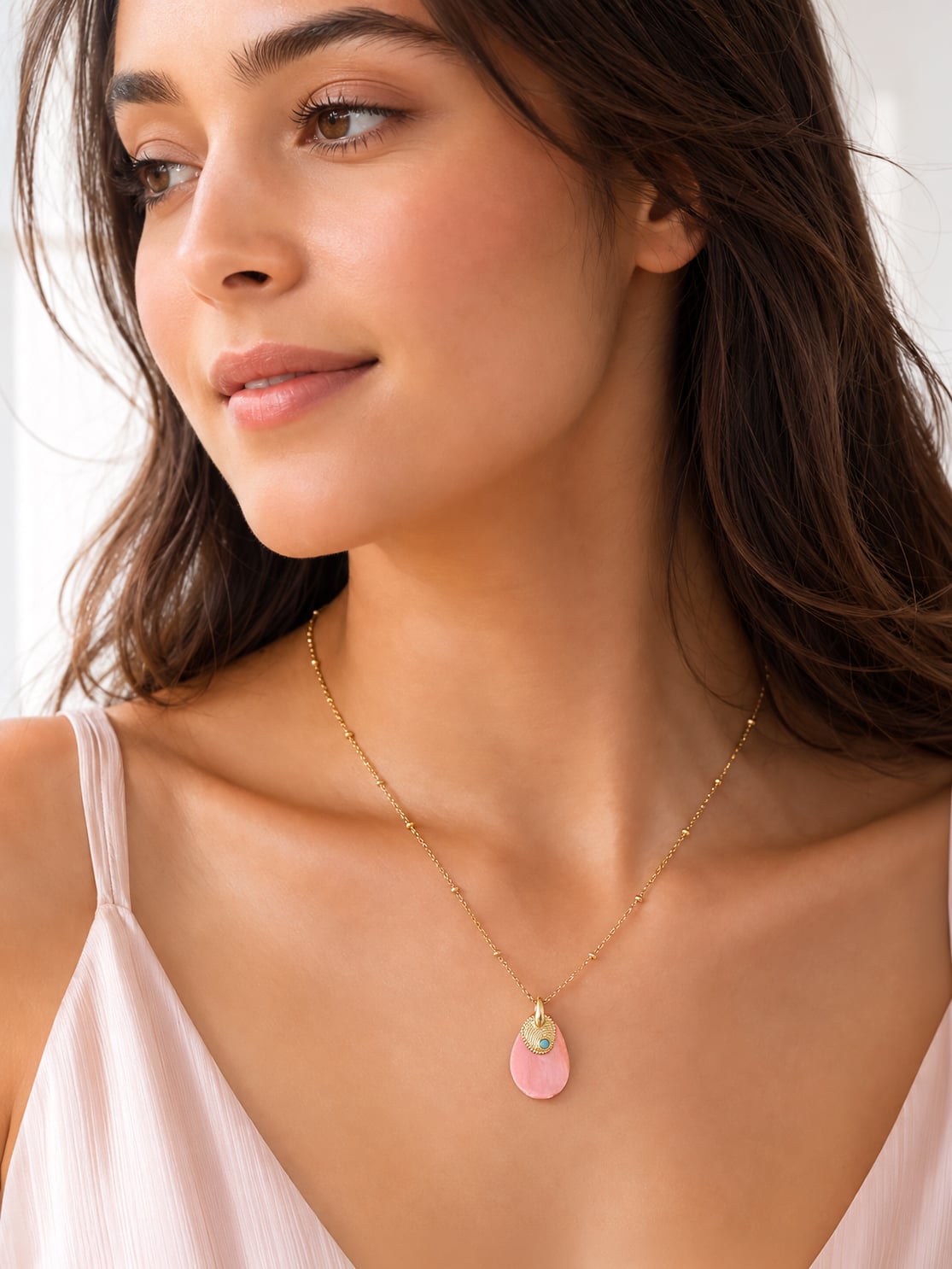 Collier dragée rose 2 Collier dragée rose femme présentation