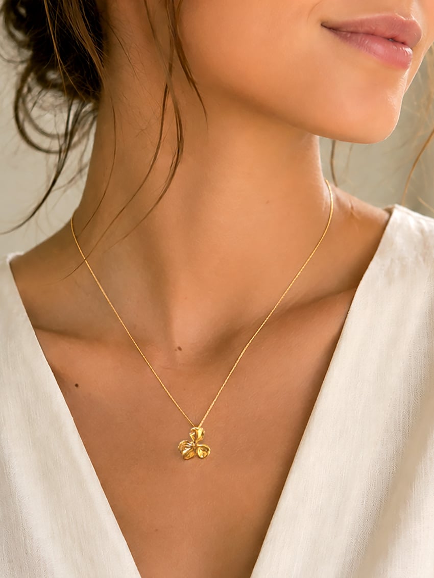 Collier fleur dorée Silane 1 Collier fleur dorée silane -zoom - bijou femme