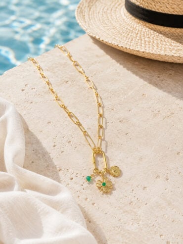 Bijoux fantaisie de créateurs 25 Un collier doré charm trèfle parfait en toute saison