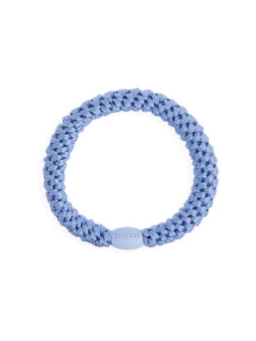 Kknekki : Pourquoi ces élastiques (et bracelets) font l’unanimité. Le guide Poisson Plume 11 élastique Kknekki bleu ciel