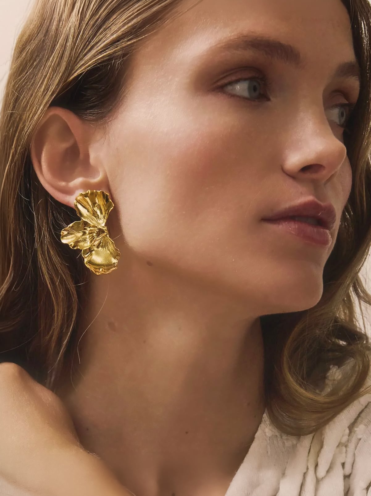 Boucles d'oreilles fleurs Euménide Medium 1 Boucles d'oreilles EUMENIDE MEDIUM femme zoom - Bijoux pétales dorés