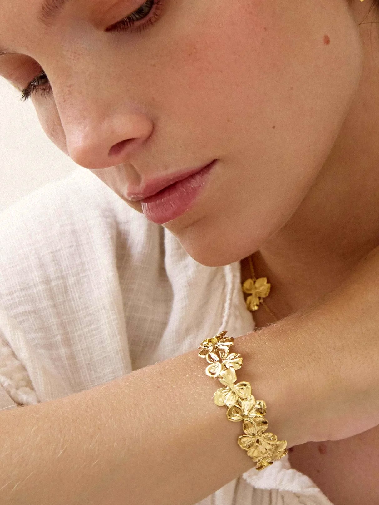 Bracelet fleurs Antikyra 2 Bracelet fleurs antikyra - Jonc ouvert ajustable doré - modèle femme.