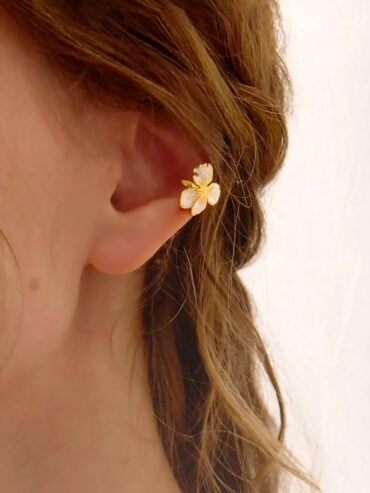Bijoux fantaisie de créateurs 23 Bague d'oreille petite fleur mily émaillée