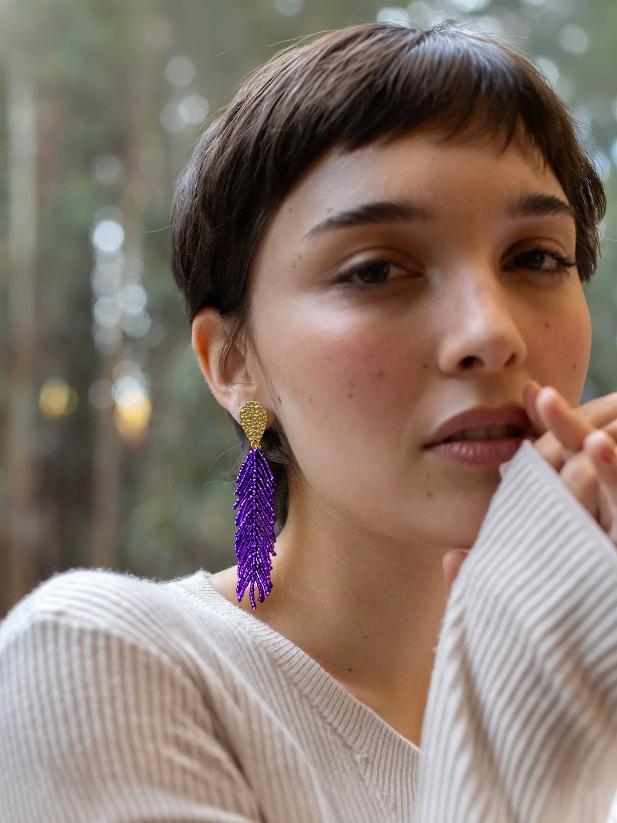 Boucles d'oreilles Envol Ultra violet 2 Boucles d'oreilles Envol Ultra violet portées par une femme