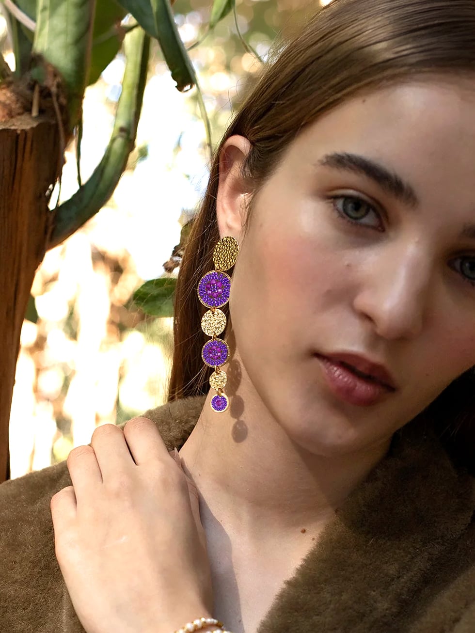 Boucles d'oreilles Lupin Ultra violet 2 Boucles d'oreilles lupin Ultra violet portées par une femme - zoom