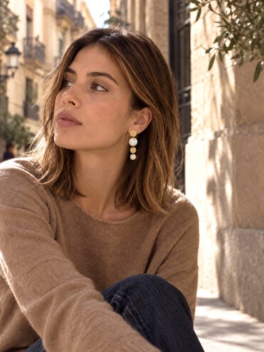 Boucles d'oreilles Mini Lupin blanc portées par une femme
