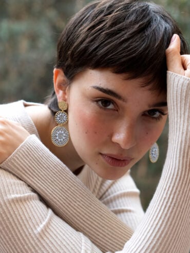 Bijoux fantaisie de créateurs 9 Boucles d'oreilles santiago gris platine santibe, portées par une femme