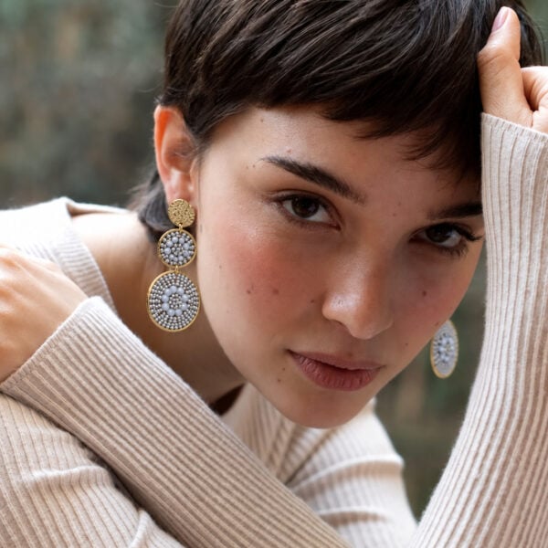 Boucles d'oreilles santiago gris platine santibe, portées par une femme