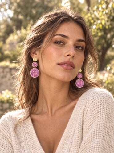 Boucles d'oreilles Santiago rose sakura santibe portées par une femme