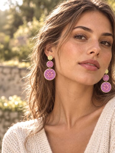 Boucles d'oreilles Santiago rose sakura santibe portées par une femme - zoom