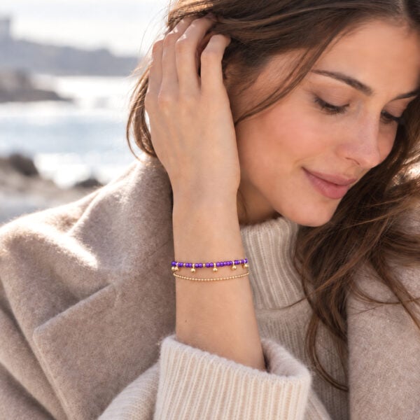 bracelet 1 tour Divine Pépite ultra violet, porté par une femme