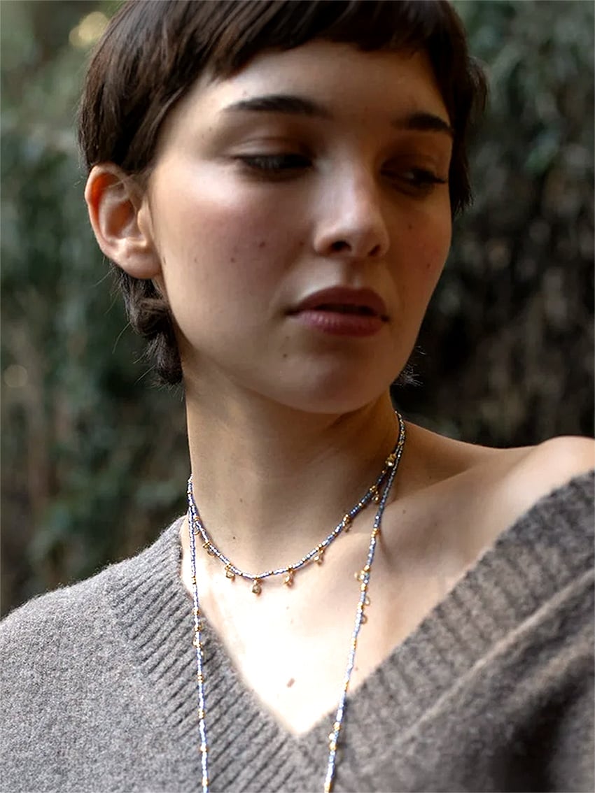 Collier Colibri Bleu céleste 2 Collier Colibri Bleu céleste, porté par une femme