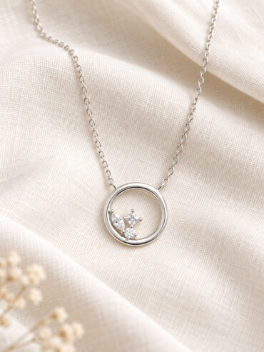 Printemps-Été 2025 : Les tendances bijoux en détail 5 Collier cercle argent Halo présentation - zoom
