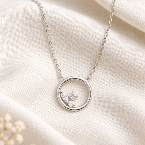 Collier cercle argent Halo présentation - zoom