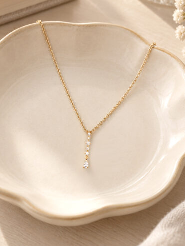 Printemps-Été 2025 : Les tendances bijoux en détail 2 Collier fin plaqué or valentine - présentation