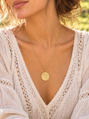 Collier médaille étoile femme zoom