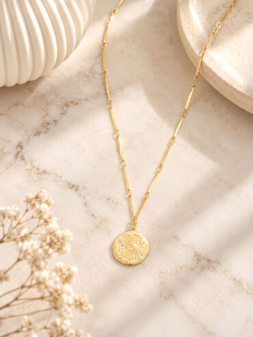 Collier médaille soleil Léo - présentation de ce bijou de créateur doré