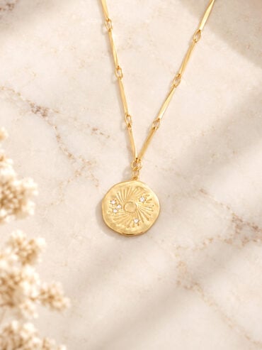 Collier médaille soleil Léo - présentation de ce bijou de créateur doré - zoom