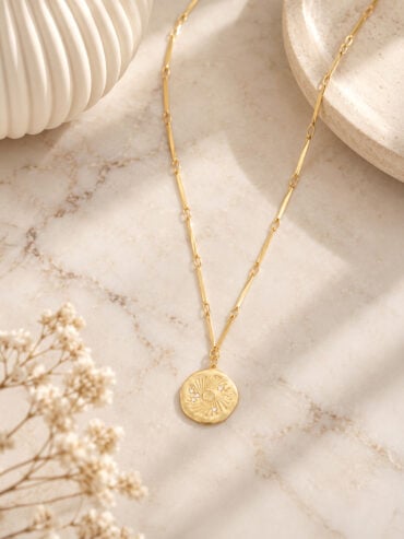 Collier médaille soleil Léo - présentation de ce bijou de créateur doré