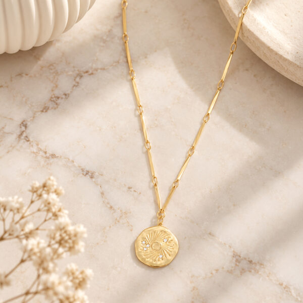 Collier médaille soleil Léo - présentation de ce bijou de créateur doré