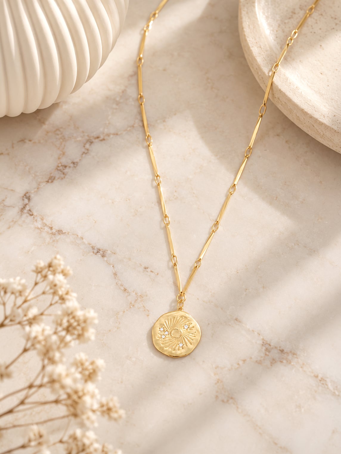 Collier médaille Soleil Léo 1 Collier médaille soleil Léo - présentation de ce bijou de créateur doré