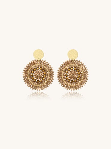 Bijoux fantaisie de créateurs 6 Boucles d'oreilles mini espagnola champagne portées par une femme - zoom bijou