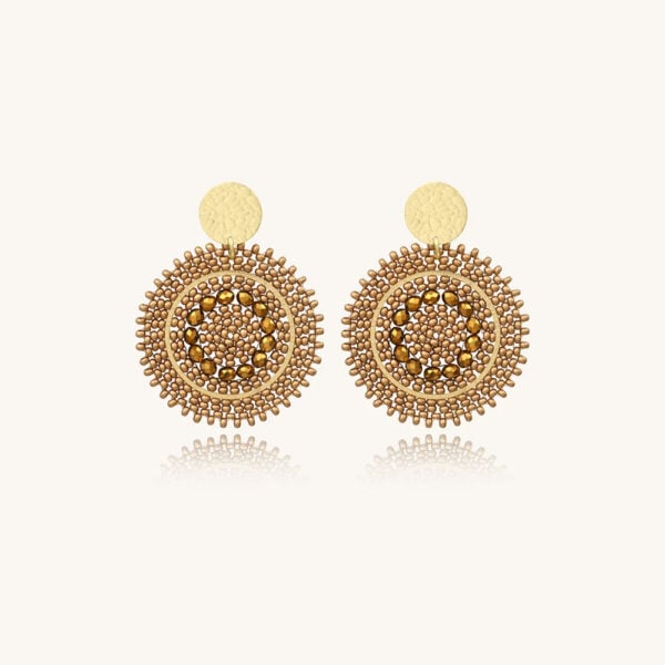 Boucles d'oreilles mini espagnola champagne portées par une femme - zoom bijou