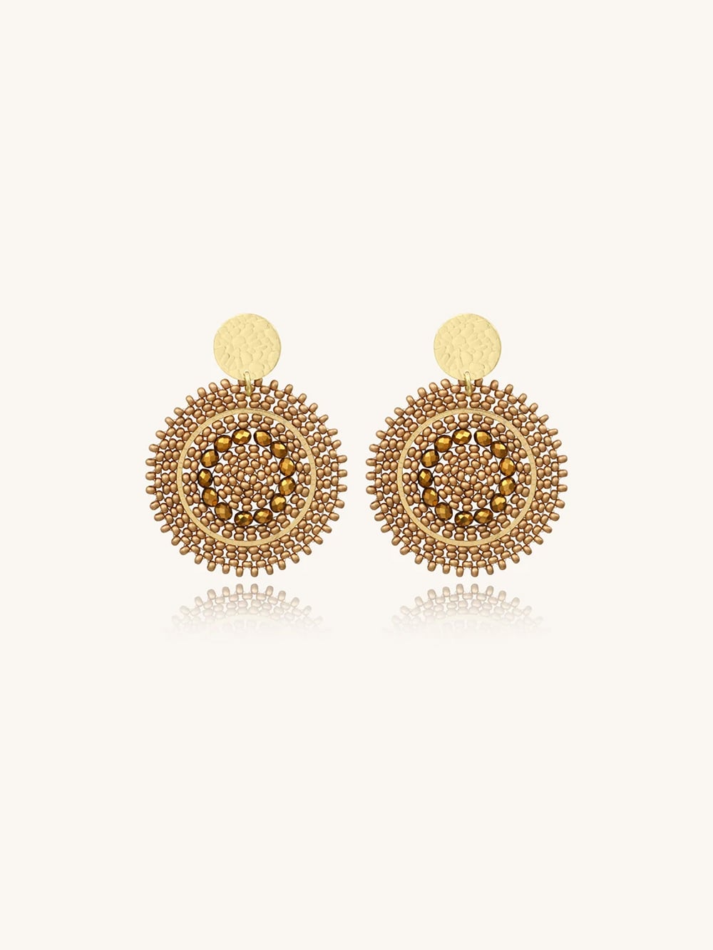 Boucles d'oreilles Mini Espagnola Champagne 1 Boucles d'oreilles mini espagnola champagne portées par une femme - zoom bijou