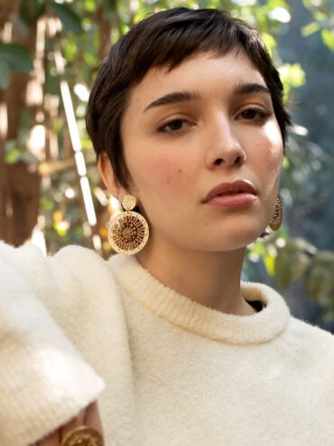 Boucles d'oreilles patagona Champagne portées par une femme
