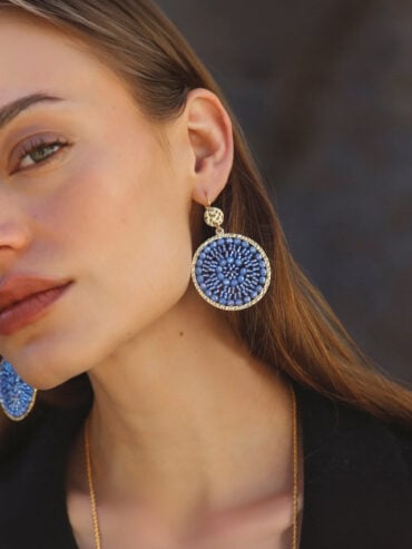 Boucles d'oreilles Solène Bleu céleste portées par une femme - zoom