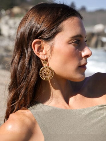 Boucles d'oreilles Solène Champagne portées par une femme - zoom