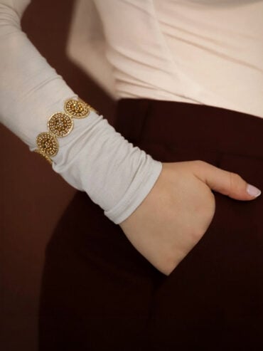 Manchette Marina Champagne - bracelet élégant porté par une femme