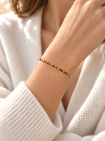 Bracelet aime code morse - message secret - bijou porté par une femme