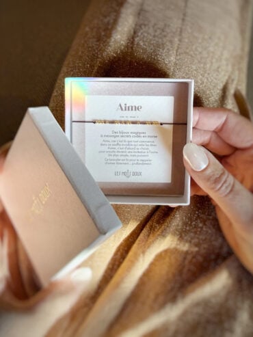 Bracelet aime code morse - message secret - écrin porté par une femme