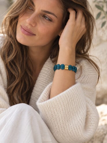 Bracelet bombom canard - parabaya - bracelet boules extensible, porté par une femme