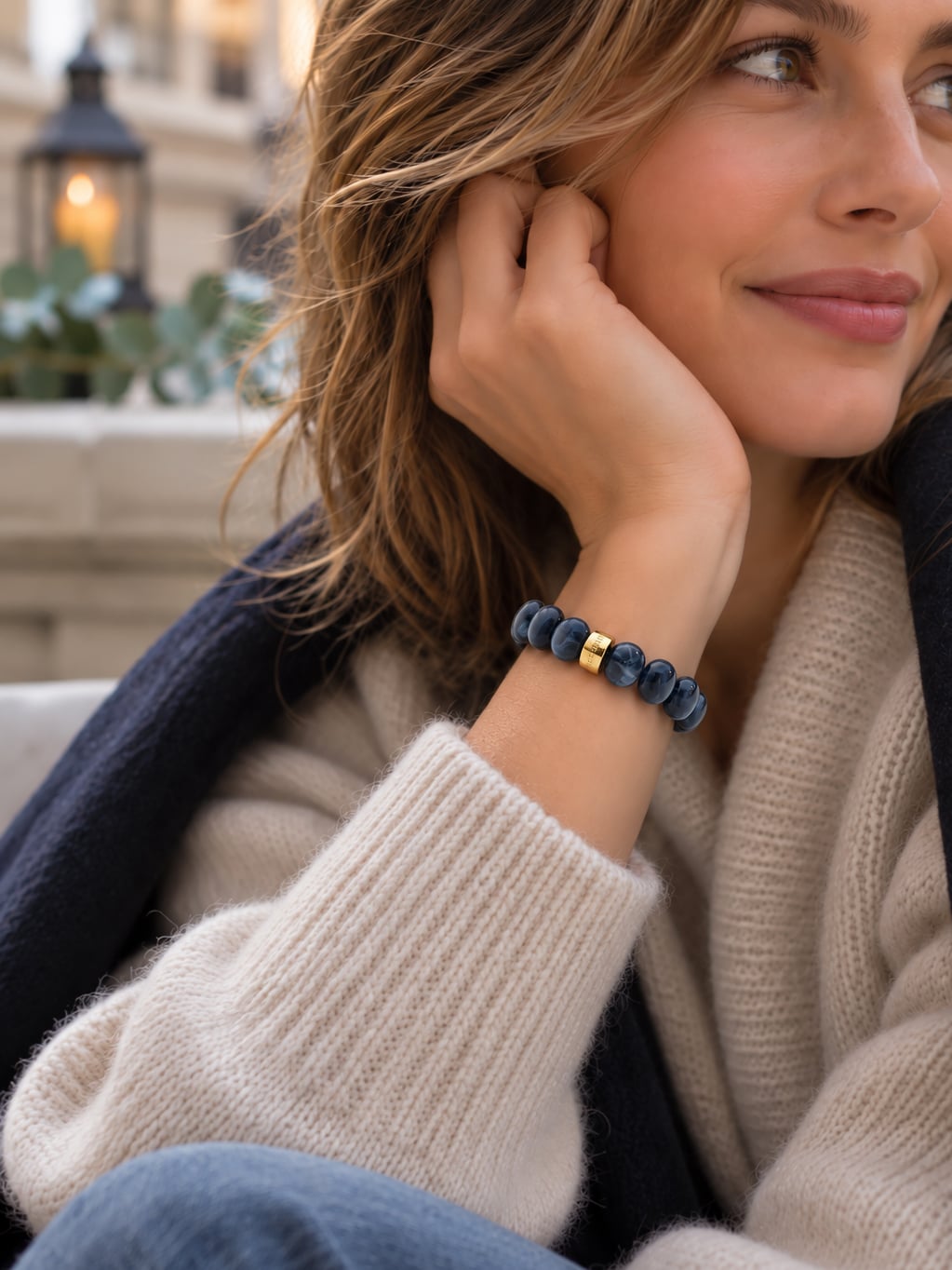 Bracelet Bombom Bleu Minuit 2 Bracelet boules bleu minuit - bracelet Bombom porté par une femme