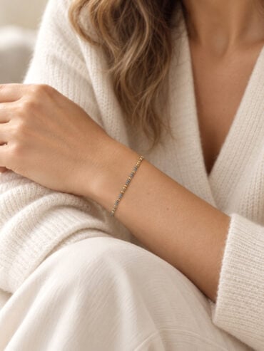 Bracelet PROFITE code morse, message secret. il est porté par une femme