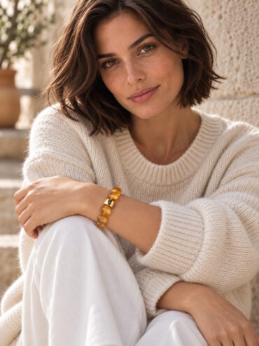 Bracelet bombom caramel porté par une femme - parabaya - bracelet boules extensible. couleur ambrée