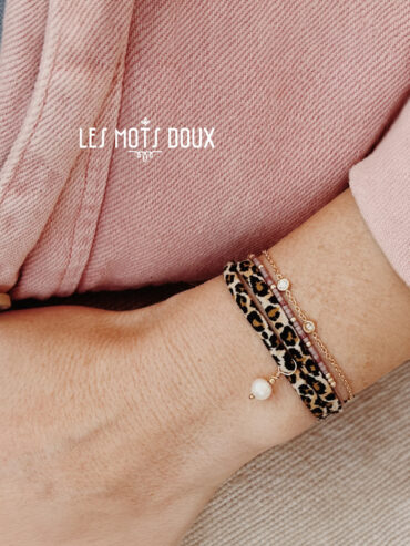 Bracelet perle rare porté par une femme