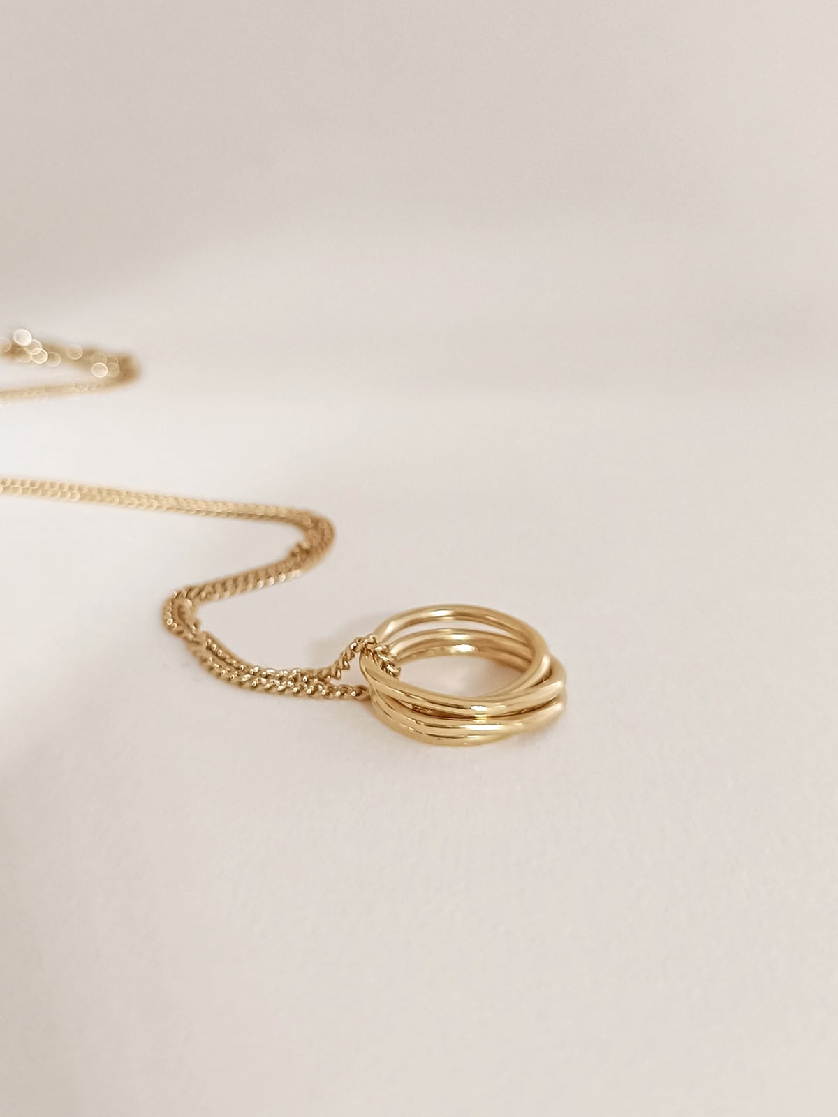 Collier doré Bolo 1 Collier doré Bolo - zoom pendentif