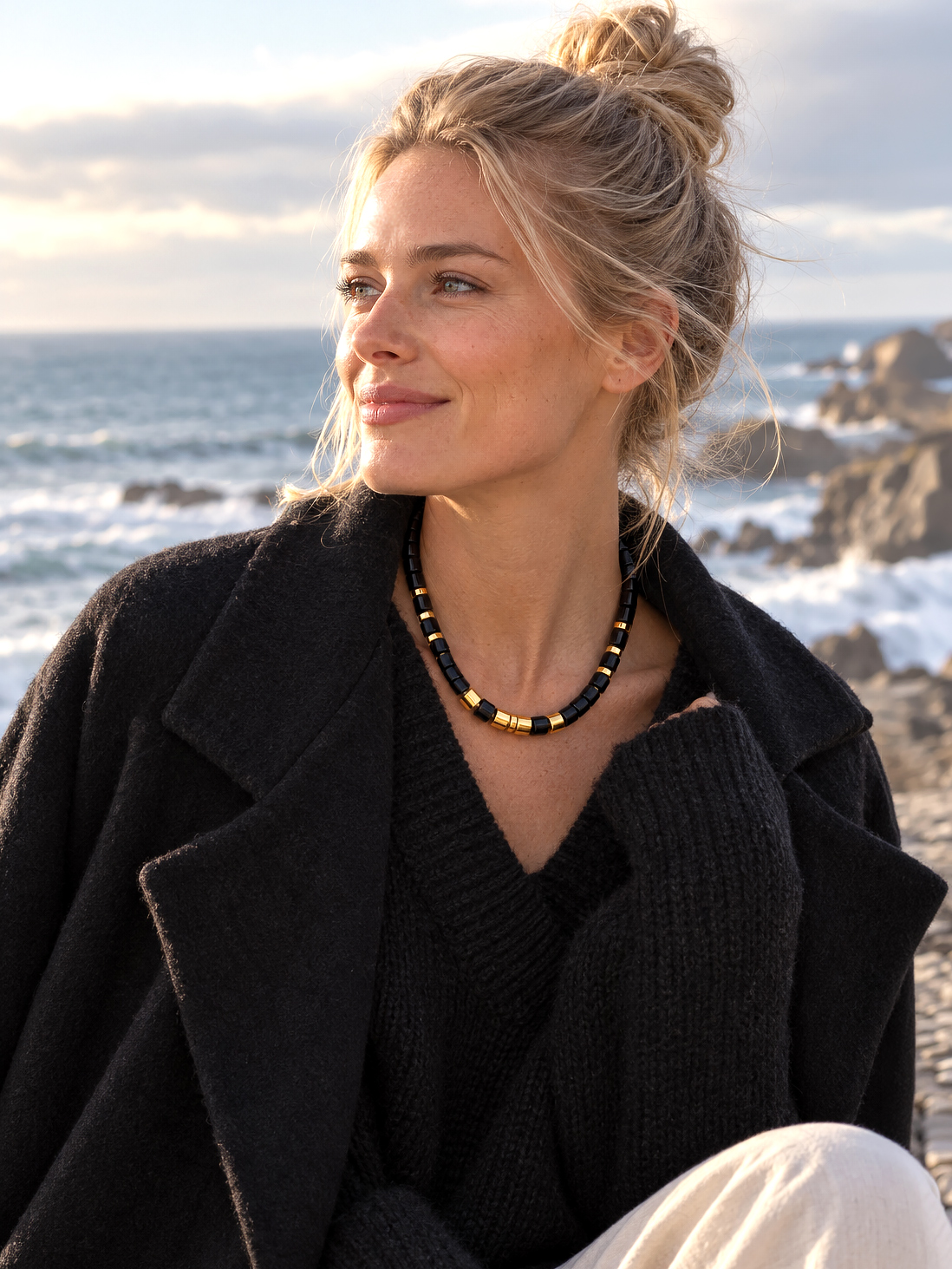 Femme portant le collier praia black parabaya Collier praia black femme