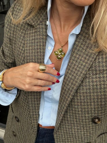 Collier Trèfle perles de verre porté par une femme