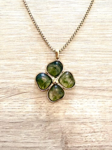 Collier trèfle vert - trèfle à quatre feuilles porte-bonheur - zoom pendentif